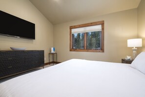 3 bedrooms, desk, iron/ironing board, free WiFi - Vista Ridge on Peak 7 | Beautiful, Spacious Backyard with Private Hot Tub, Patio & Grill (Breckenridge)
