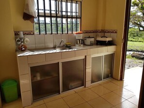 雪櫃、微波爐、咖啡機/沖茶器、廚房用具/餐具/器皿