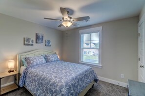 Guest Room w/ Queen Bed - Stunning New Home Perfectly Located In Park Cirlce (North Charleston)