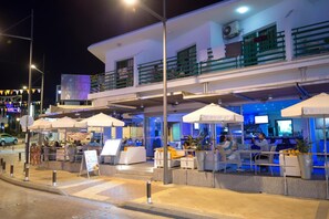 Outdoor dining - Eligonia Apartments (Ayia Napa)