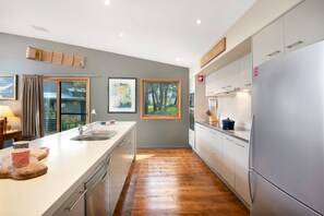 ميكروويف، موقد طهي مسطح، ماكينة لصنع القهوة/الشاي، غلّاية كهربائية