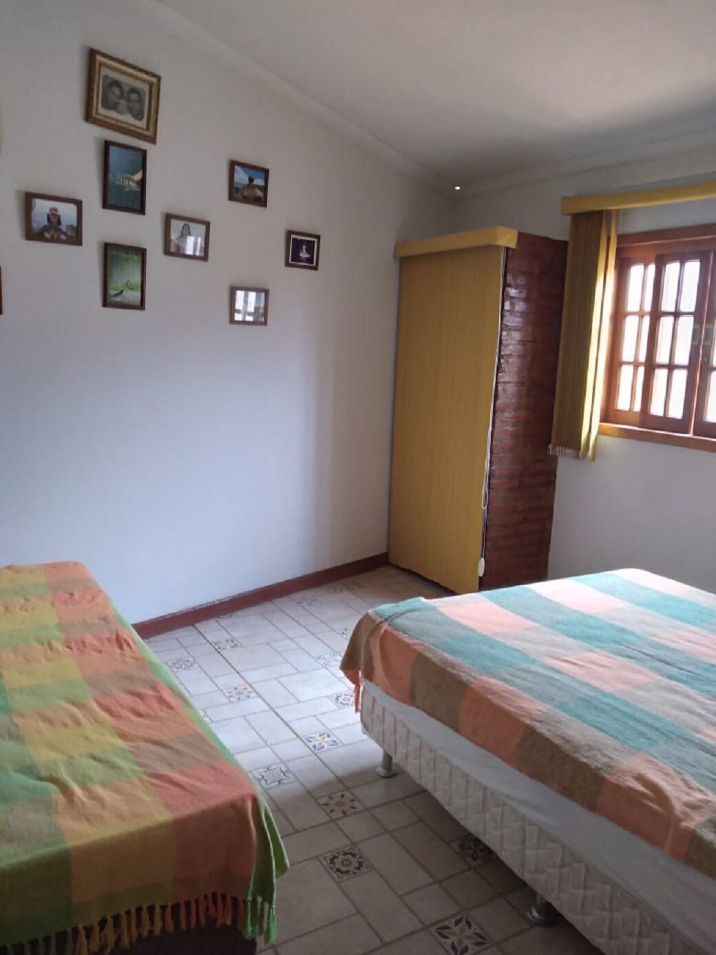 house on the edge of the dam 