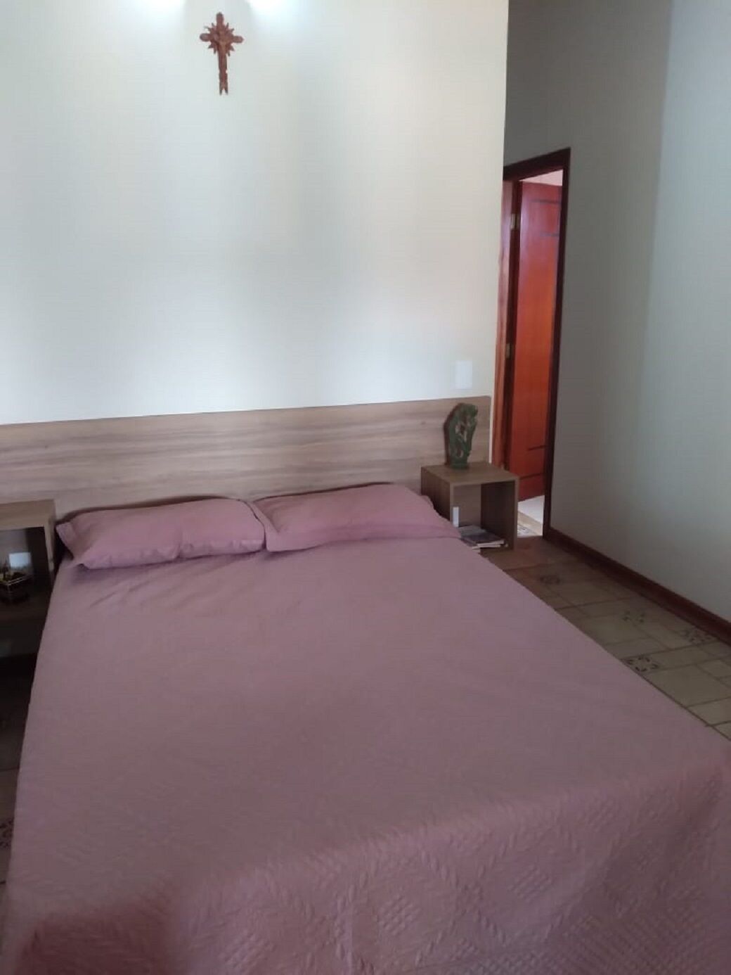 house on the edge of the dam 