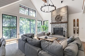 Smart TV, chimenea, tenis de mesa y libros 