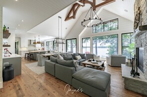 Smart TV, chimenea, tenis de mesa y libros 