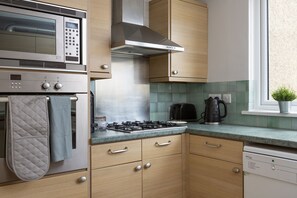 冷蔵庫、電子レンジ、オーブン、コンロ