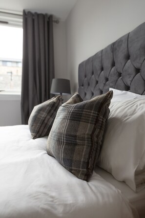 2 bedrooms, iron/ironing board, travel crib, free WiFi - The Edinburgh Rooftop Terrace (Edinburgh)