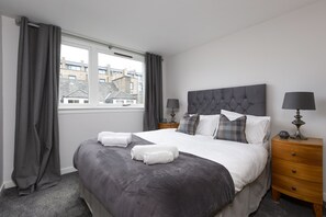 2 bedrooms, iron/ironing board, travel crib, free WiFi - The Edinburgh Rooftop Terrace (Edinburgh)