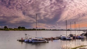 Een jachthaven met verschillende zeilboten afgemeerd.