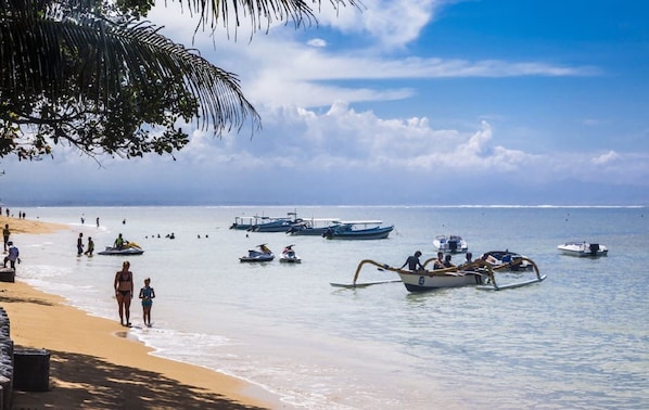Beach nearby, sun-loungers, beach towels