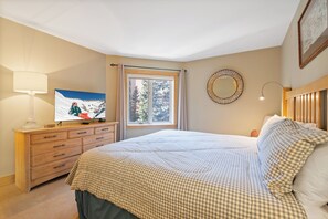 2 bedrooms, iron/ironing board, travel cot, free WiFi - Mtn Condo in Lionshead Village W208 (Vail)
