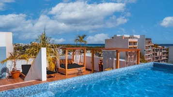 Piscine extérieure, chaises longues