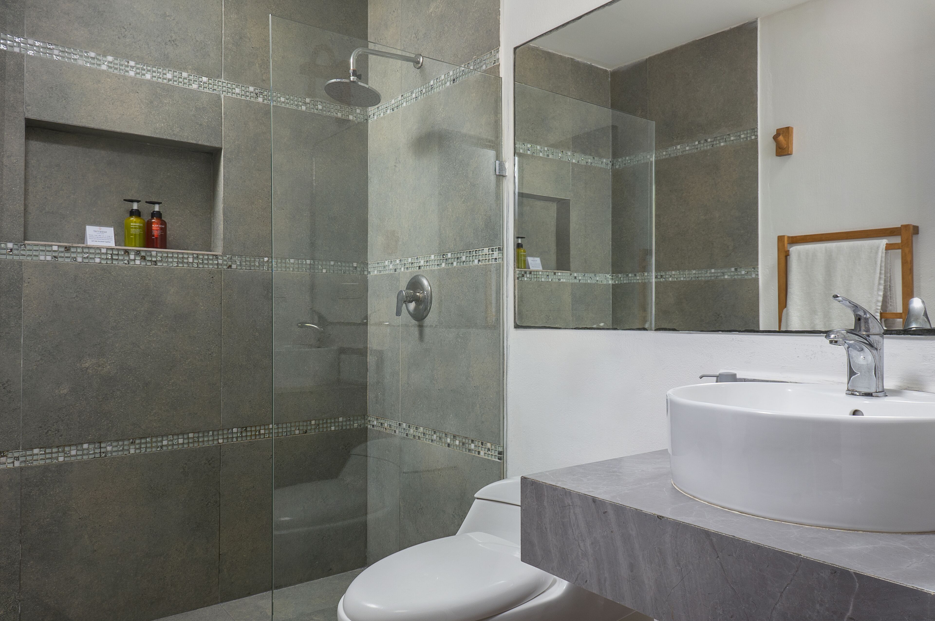 deluxe double room, 1 queen bed | bathroom | shower, hair dryer, towels, soap