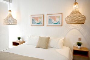 Quarto casal luxo, 1 cama Queen | Roupas de cama premium, edredons de pluma, frigobar, cofres nos quartos