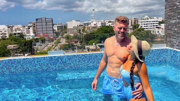 Una piscina al aire libre, tumbonas