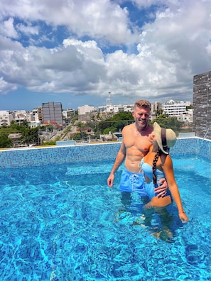 Piscine extérieure, chaises longues