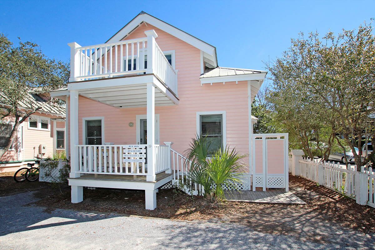 RENOVATED & DIRECTLY ACROSS FROM THE BEACH IN SEASIDE, Mis B' Haven