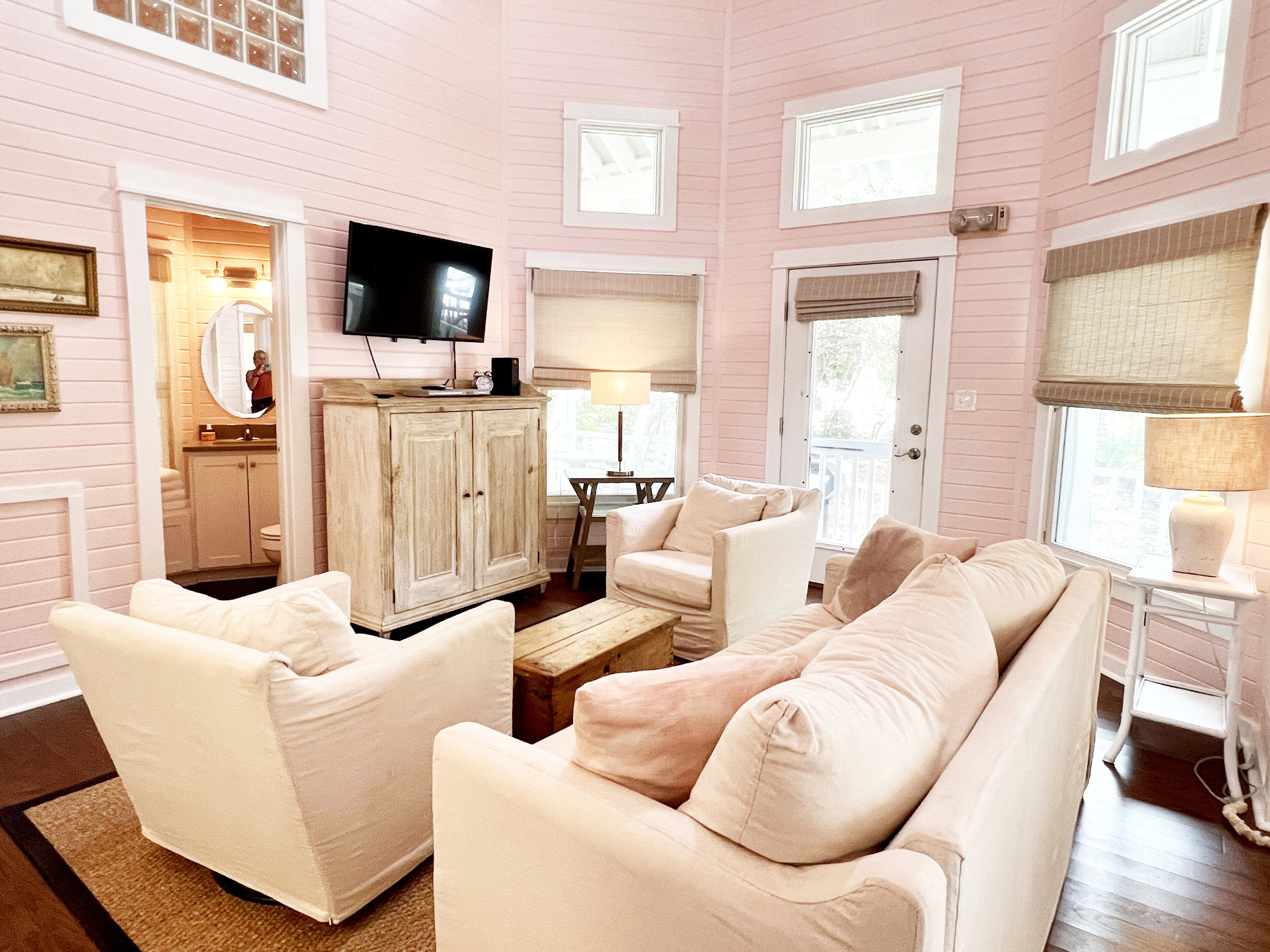 RENOVATED & DIRECTLY ACROSS FROM THE BEACH IN SEASIDE, Mis B' Haven