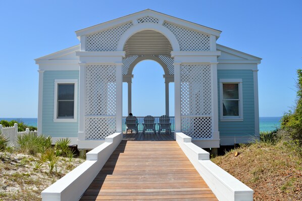 Terrace/patio - Directly Across From Private Beach in Seaside, Fl + 2 Adult Bikes! (Santa Rosa Beach)