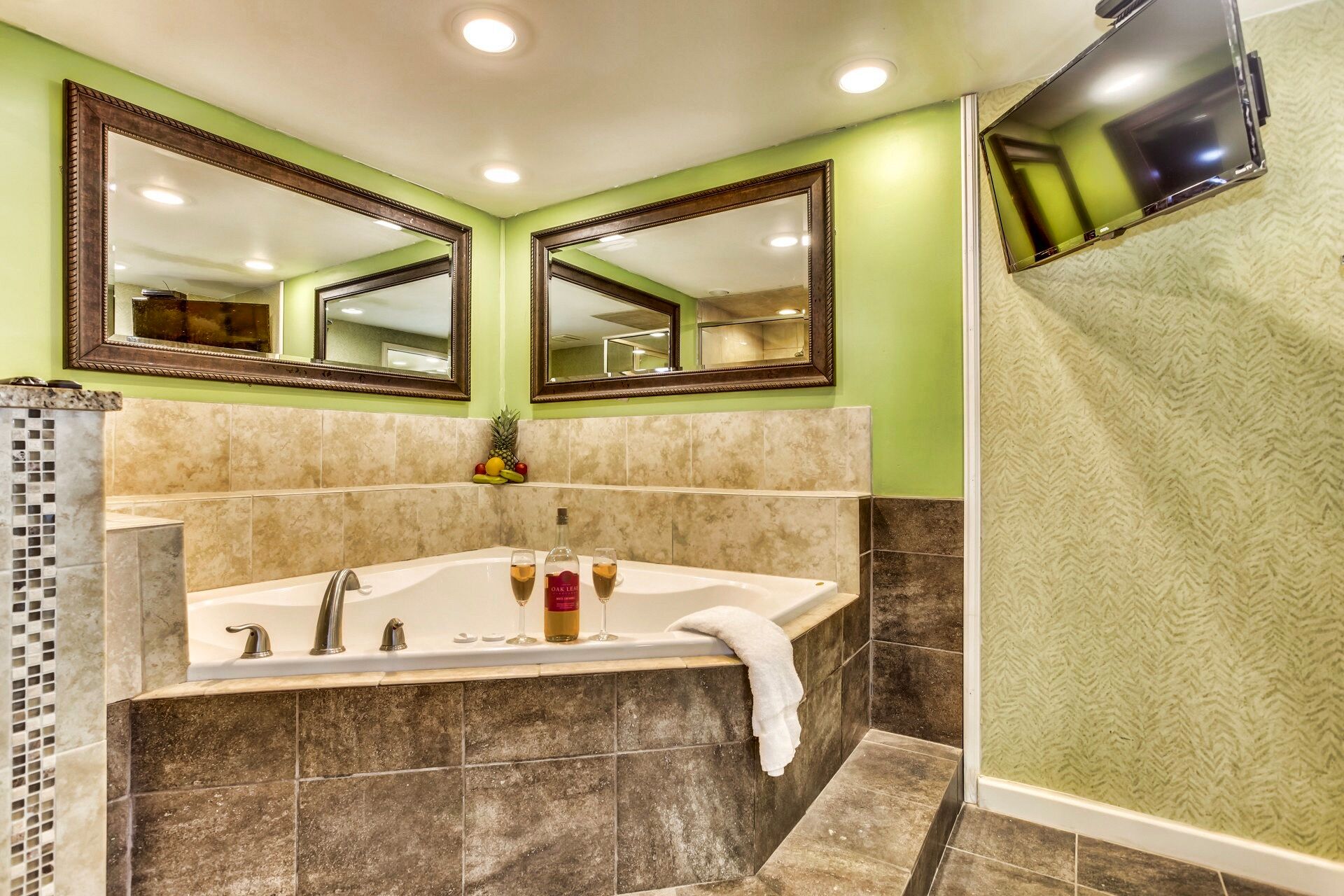 WOW TRUE PENTHOUSE HONEYMOON JACUZZI CONDO/SWING/WINE/KING/30 FT BALCONY