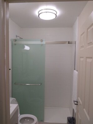 Deluxe Room | Bathroom | Shower, towels - Red Crown Inn (Laurel)