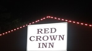 Letrero del Red Crown Inn, de diseño rectangular sencillo y letras en mayúsculas.