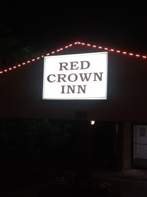 Majoituspaikan julkisivu illalla/yöllä