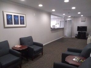 Lobby sitting area - Red Crown Inn (Laurel)