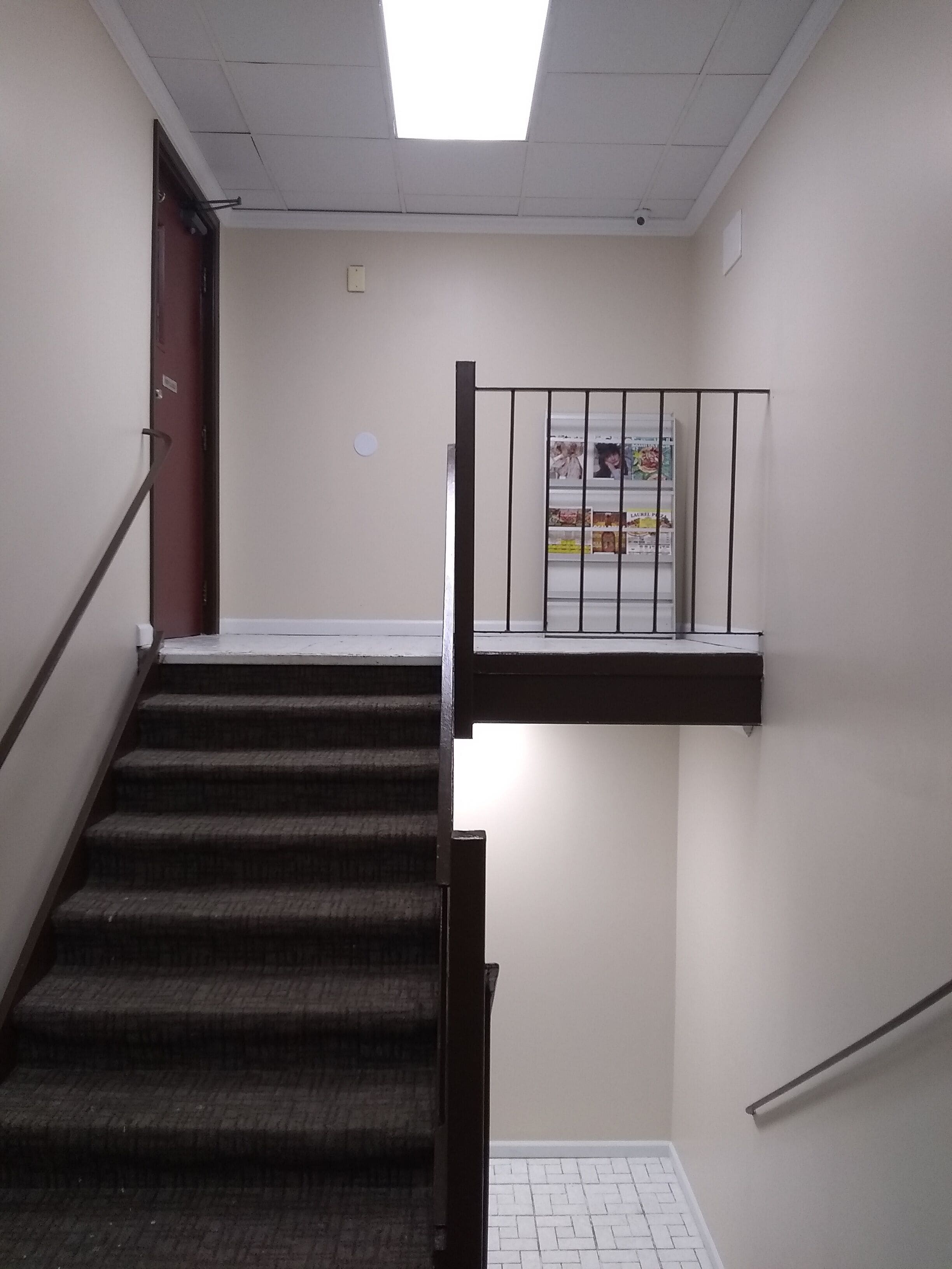 Eine Treppe mit Geländer und einer Podest mit Brüstung.