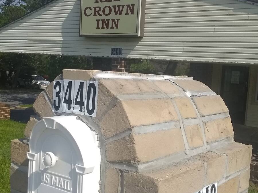 Een brievenbus met nummer 3440, een bord met daarop Red Crown Inn en een postzegel met het logo van US Mail.