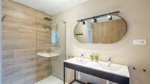Douche, serviettes fournies