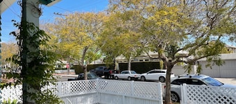 Darling Downtown, Walk Everywhere, Single Level, Quiet, AC, Pet Friendly