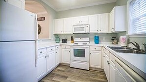 Condo, 2 Bedrooms | Private kitchen