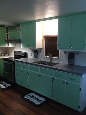 Fridge, microwave, oven, stovetop - Noble Cabin 6 on Lake LBJ (Kingsland)