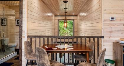 New Luxury Cabin w/ King Beds, Game Room and Fire Pit