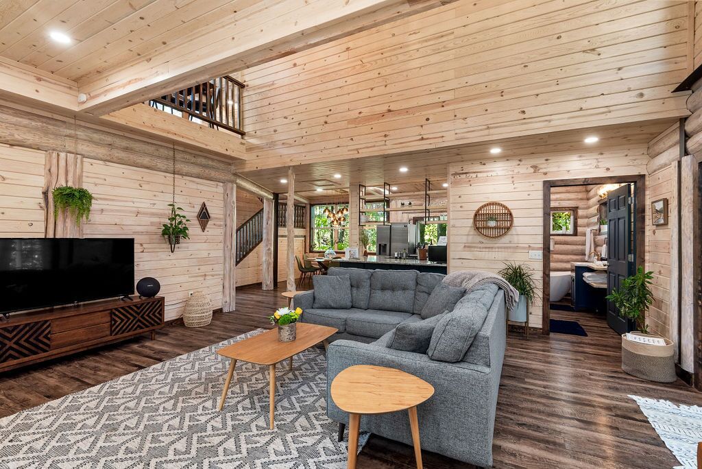 New Luxury Cabin w/ King Beds, Game Room and Fire Pit 