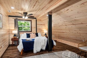 3 habitaciones, escritorio y tabla de planchar con plancha 