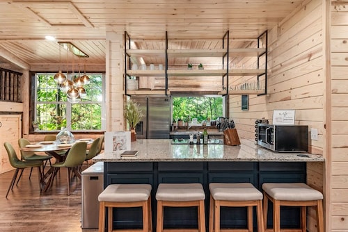 New Luxury Cabin w/ King Beds, Game Room and Fire Pit 