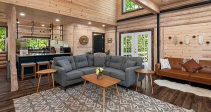 New Luxury Cabin w/ King Beds, Game Room and Fire Pit