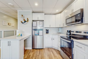 Een koelkast, een magnetron, een oven, een kookplaat