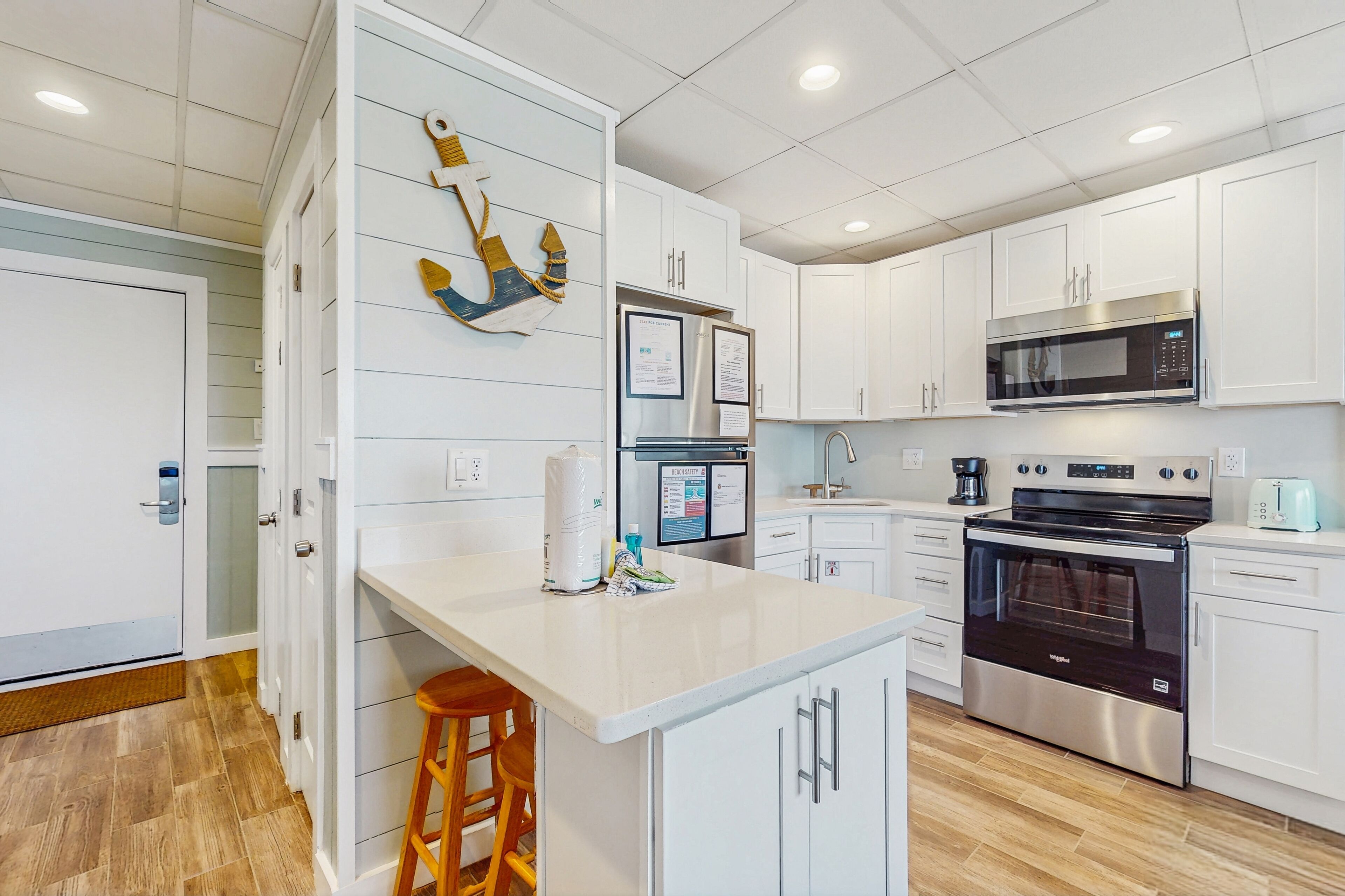 Refrigerador, microondas, horno y parrilla de estufa 