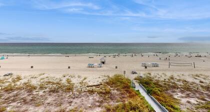 Oceanfront studio with shared pool & washer/dryer - steps from the beach