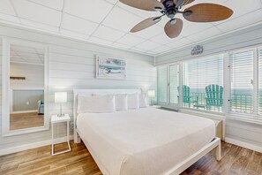 Een strijkplank/strijkijzer, internet, beddengoed