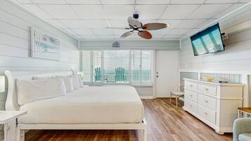 Tabla de planchar con plancha, internet y ropa de cama