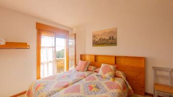 3 makuuhuonetta, työpöytä, silitysrauta/-lauta, ilmainen Wi-Fi