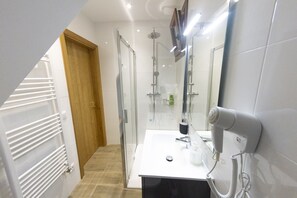 Dusche, Haartrockner, Handtücher, Seife