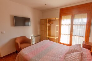 3 habitaciones, escritorio, tabla de planchar con plancha y wifi gratis 