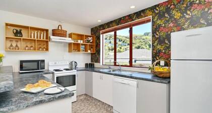 Tumeke Akaroa -Delightful Akaroa apartment right in the township