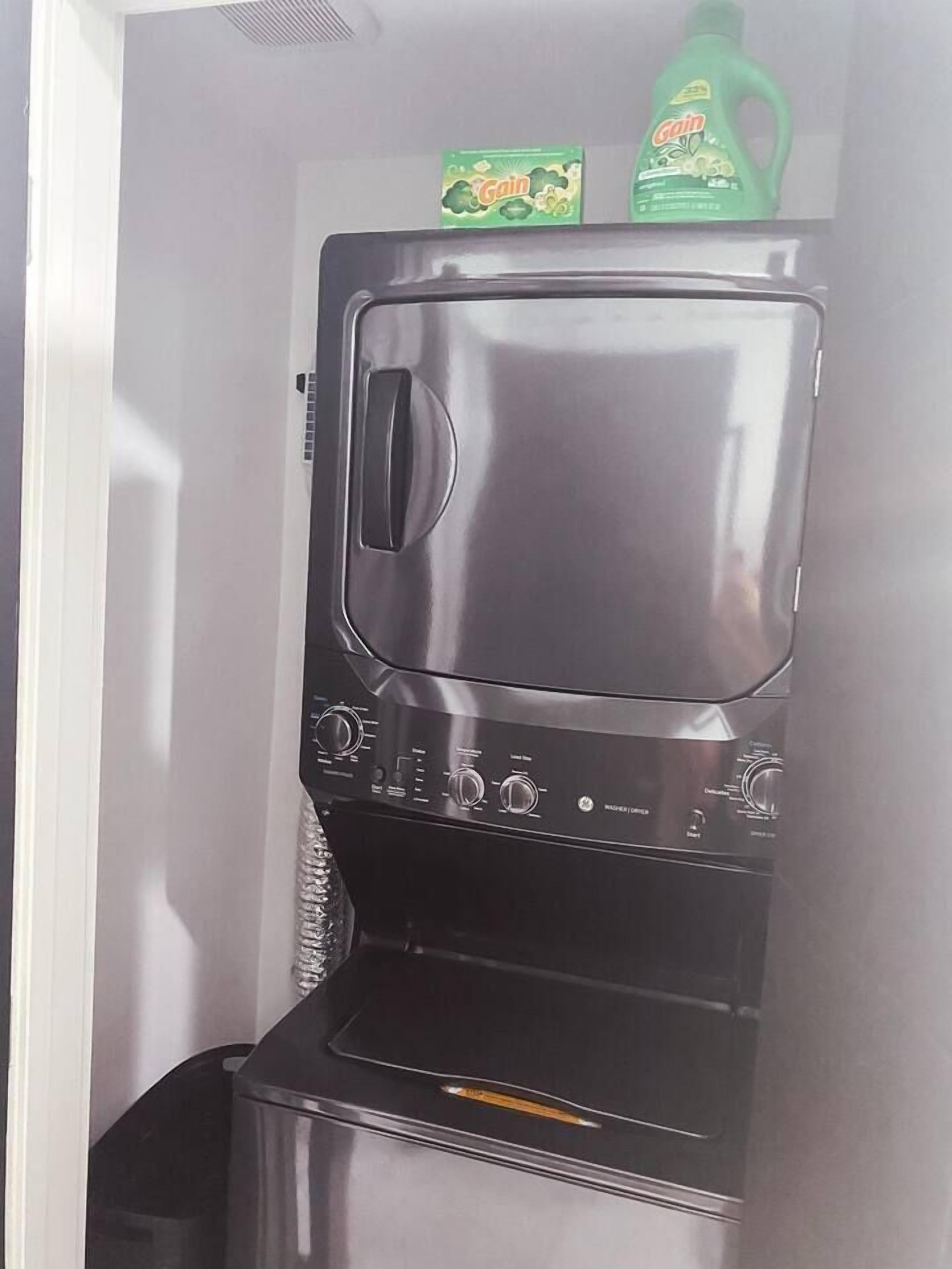 Un dispensador de agua compacto de acero inoxidable con un panel de control único y un compartimento de almacenamiento pequeño.