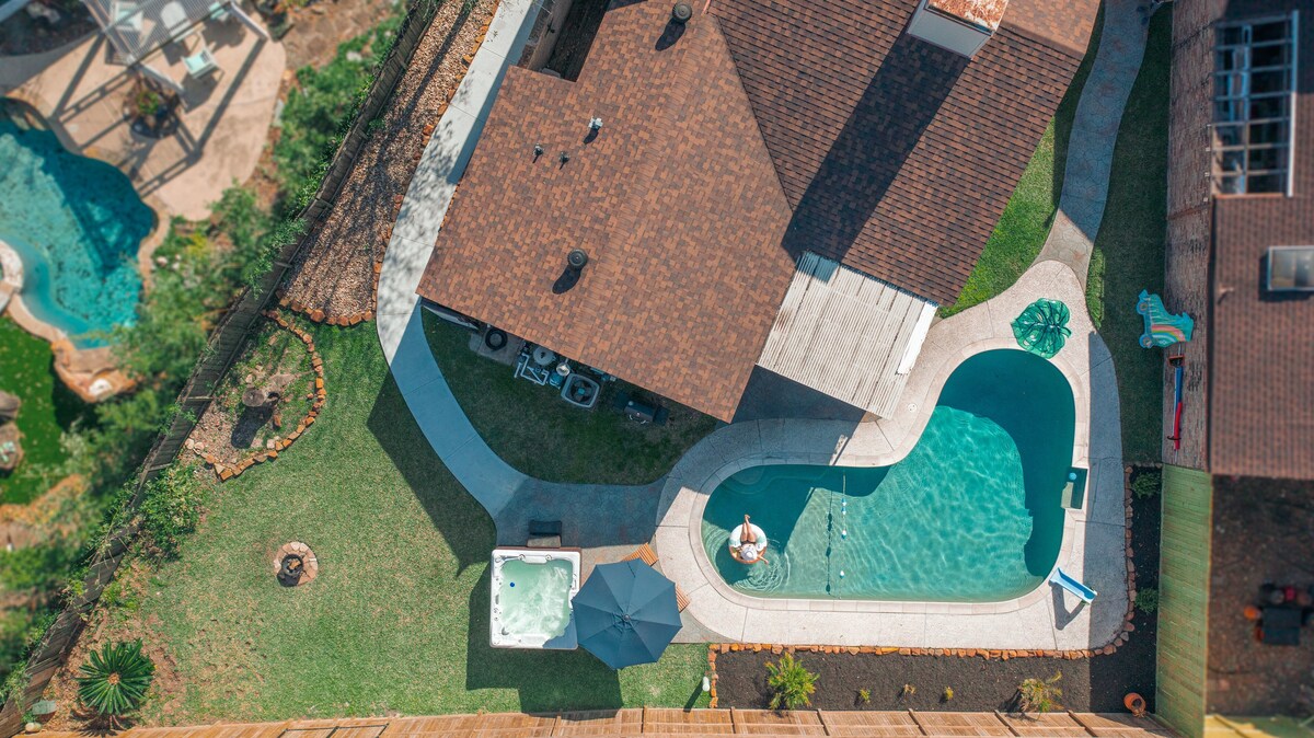 Photo 2 of 1976HoustonGem Luminous PvTPool & HotTub DT20mins for LRG Families 6Beds / 2Bath